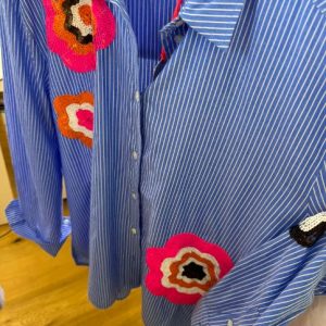 Gestreifte Bluse mit bunten Blumenpailletten